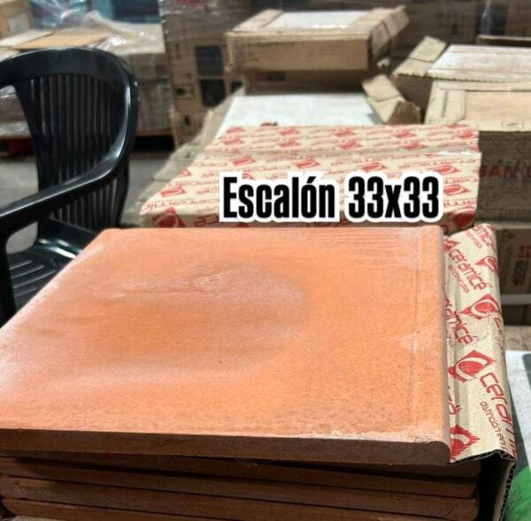 ESCALON ROJO 33X33 PATIO