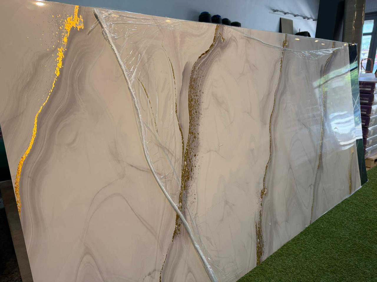 PLACAS PVC REVESTIR PAREDES BAÑO, COCINA, LIVING 1.22X2.44 VETAS DORADAS TURCAS - Image 2