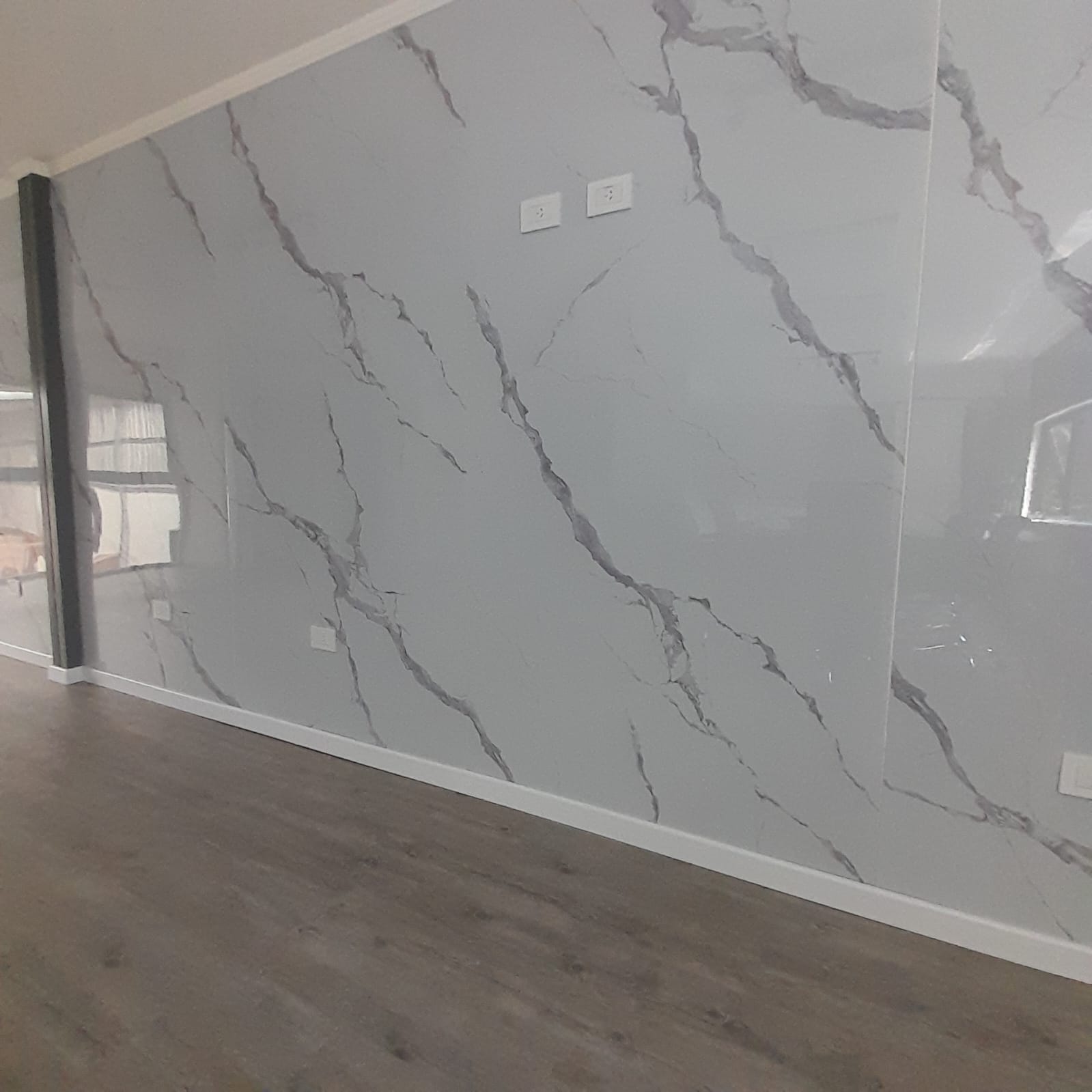 PLACAS PVC REVESTIR PAREDES BAÑO, COCINA, LIVING 1.22X2.44 Y 2.80X1.20 BRILLANTE - Image 3